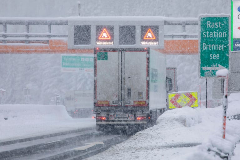 In den Alpen schneit es am zweiten Adventswochenende kräftig. Der Verkehr war vielerorts, wie hier auf der österreichischen Seite des Brennerpasses, beeinträchtigt.