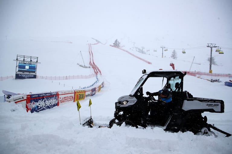 Auch in der Schweiz schneit es stark, dazu ist es sehr windig. Deshalb musste der Ski-Weltcup der Damen in St. Moritz am Samstag abgesagt werden.
