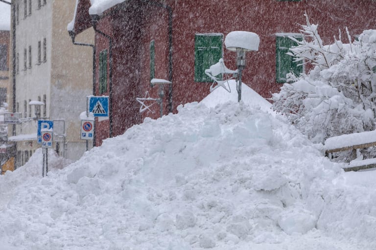 In Südtirol türmten sich Schneeberge an den Straßenrändern, Hunderte Haushalte der Region mussten vorübergehend ohne Strom auskommen.