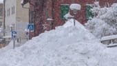 In Südtirol türmten sich Schneeberge an den Straßenrändern, Hunderte Haushalte der Region mussten vorübergehend ohne Strom auskommen.