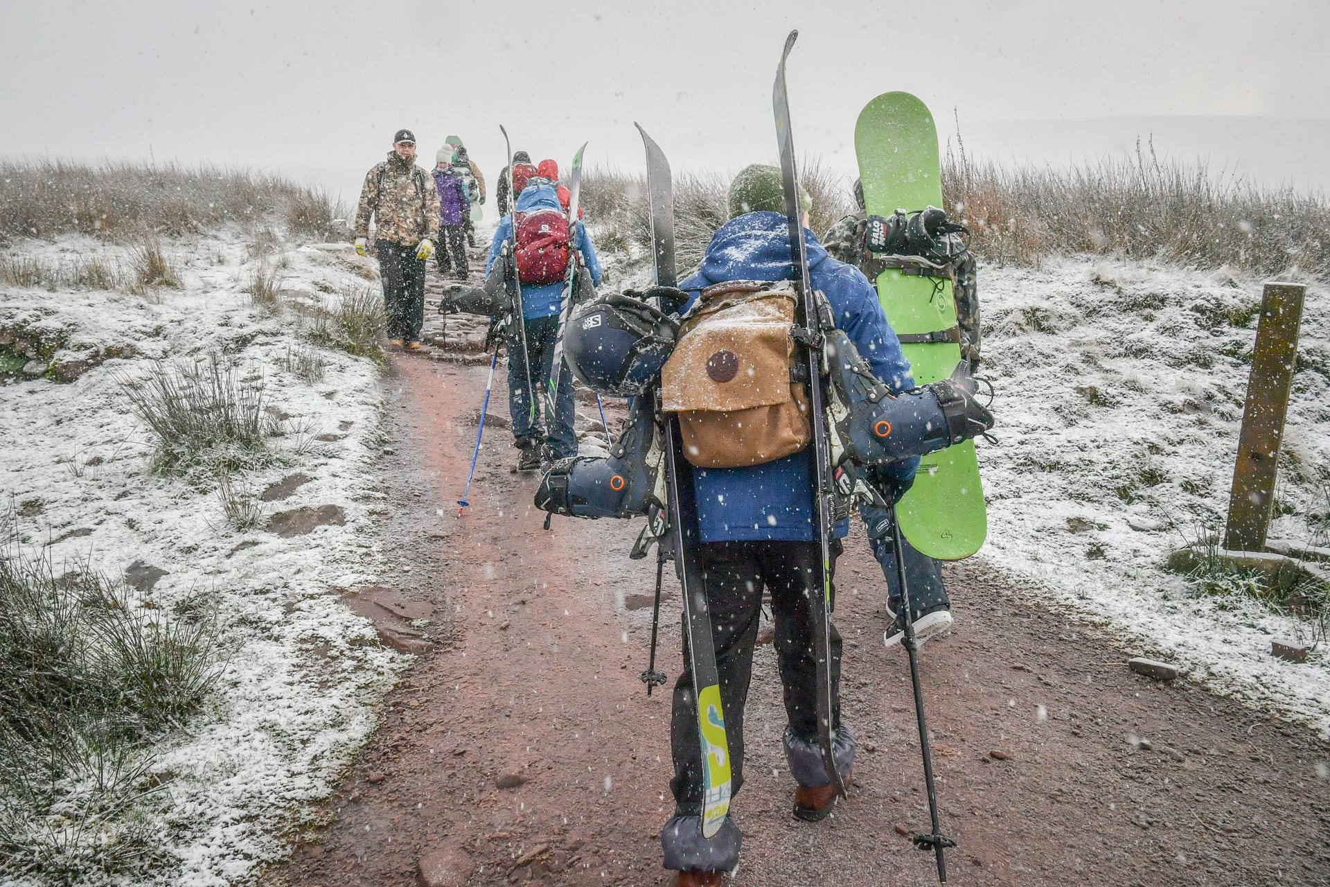 Auch in Großbritannien schlägt das Winter-Wetter zu. Im "Brecon Beacons"-Nationalpark nutzten viele die Gelegenheit.