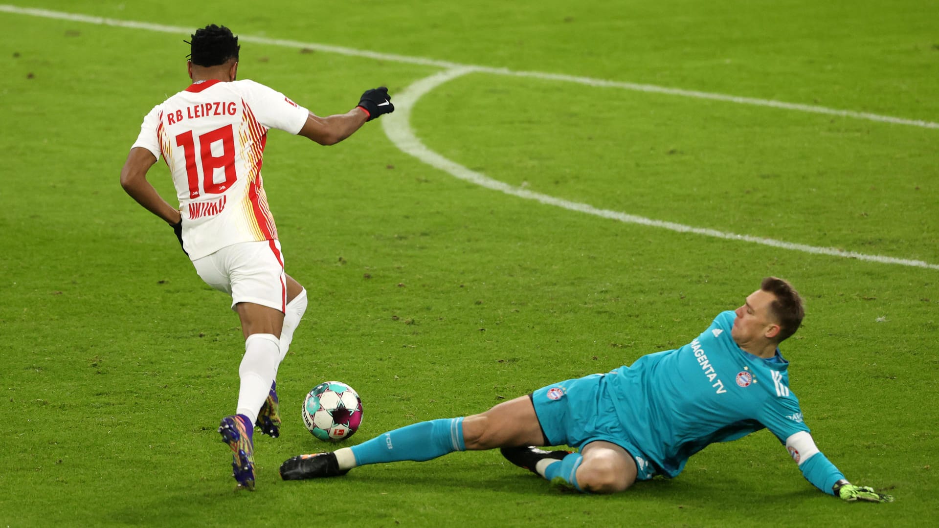 Manuel Neuer: Spielte nach nicht mal einer Minute den Ball Nordi Mukiele gefährlich in den Fuß. Der Weltmeister reihte sich lange ins nervöse Spiel seiner Vorderleute ein und wirkte nicht bei jedem Rückspiel einhundert Prozent sicher. Spektakulär: Ein Flugkopfball gegen die anrückenden Leipziger. Note 4