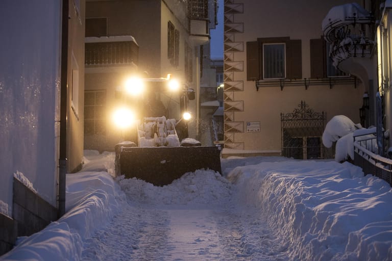 Schnee in der Schweiz: Ein Räumfahrzeug befreit nach starkem Schneefall eine Straße von den Schneemassen.