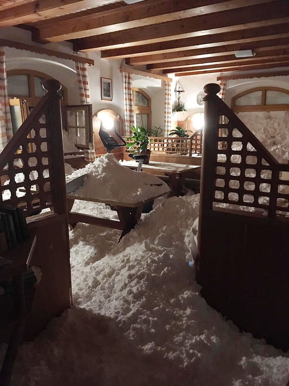 Österreich, Prägraten: Schneemassen liegen nach einem Lawinenabgang am Großvenediger in Osttirol im Innenraum eines Lokals. Laut Polizeiangaben wurden vier Häuser sowie ein Fahrzeug beschädigt.