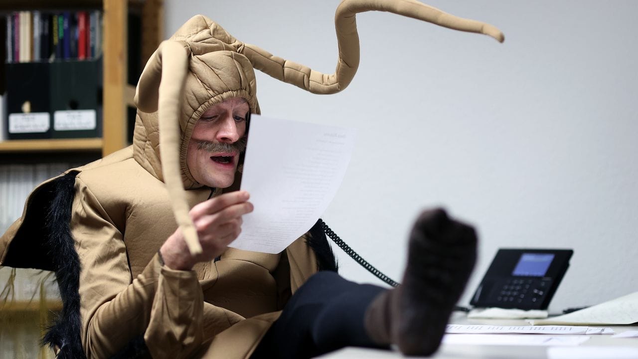 Schauspieler Ralph Opferkuch bei der Telefon-Aktion "Bei Anruf: Kunst!" in einem Kostüm aus "Floh im Ohr".