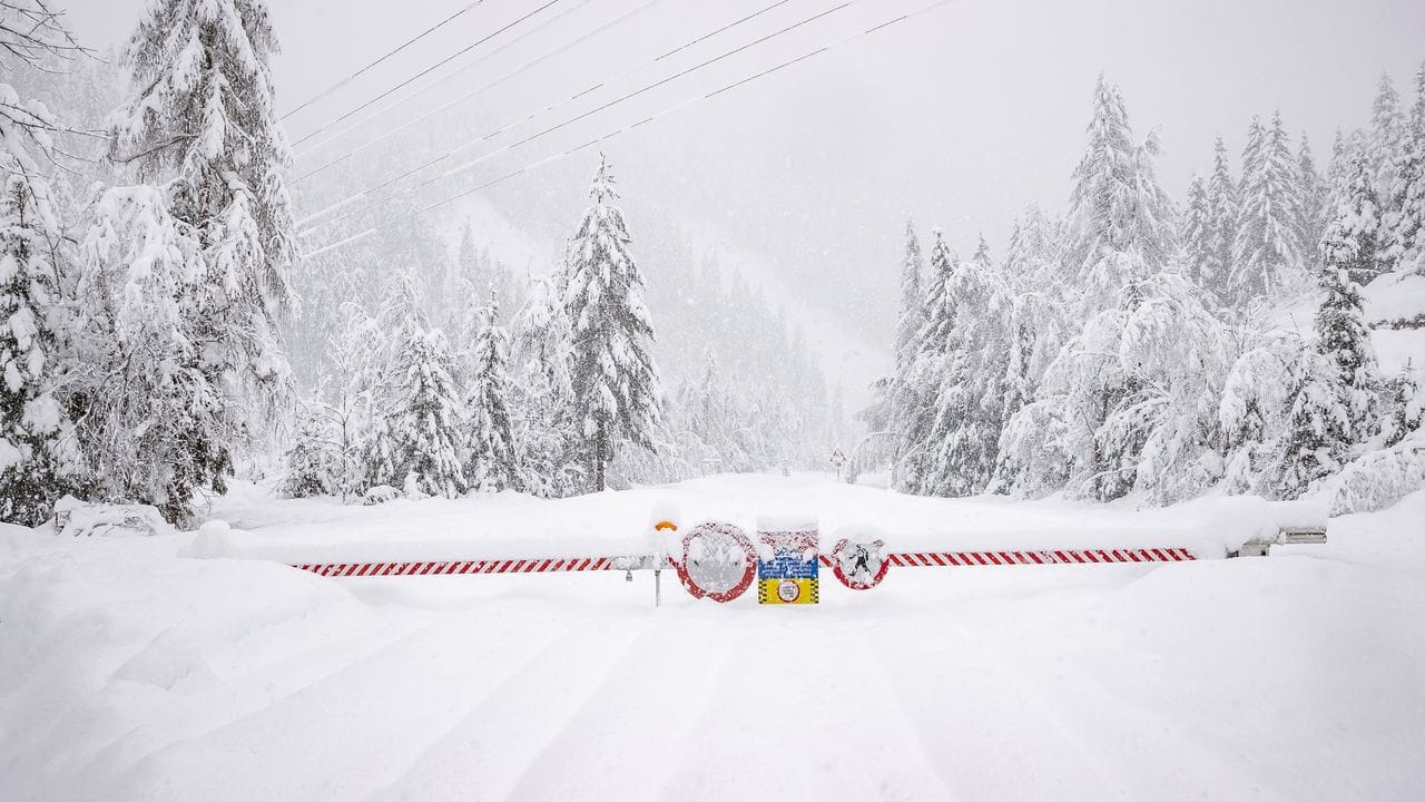 Eine Straßensperre versperrt einen verschneiten Weg am Berg Großglockner in Osttirol.