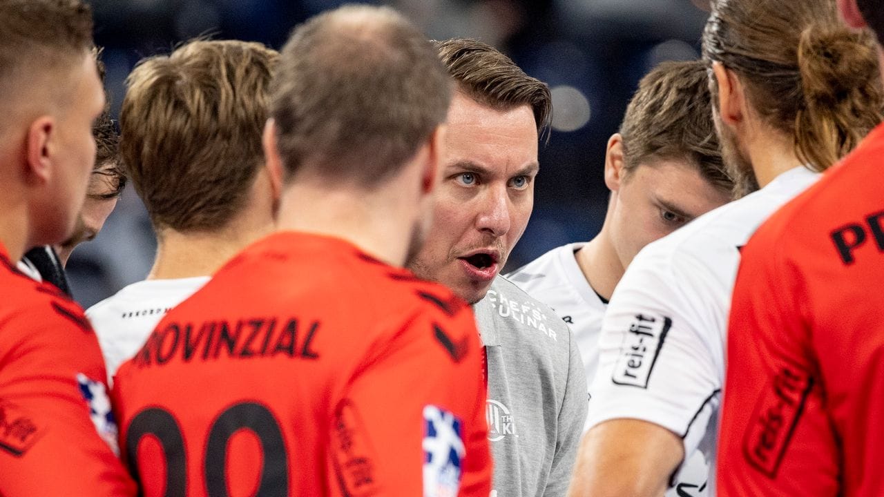 Kiels Trainer Filip Jicha coacht sein Team während einer Auszeit.