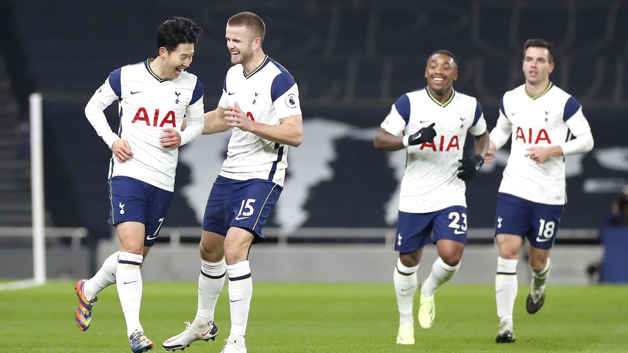 Tottenhams Heung-min Son (l-r) feiert mit seinen Teamkollegen Eric Dier, Steven Bergwijn und Giovani Lo Celso den Treffer zum 1:0.