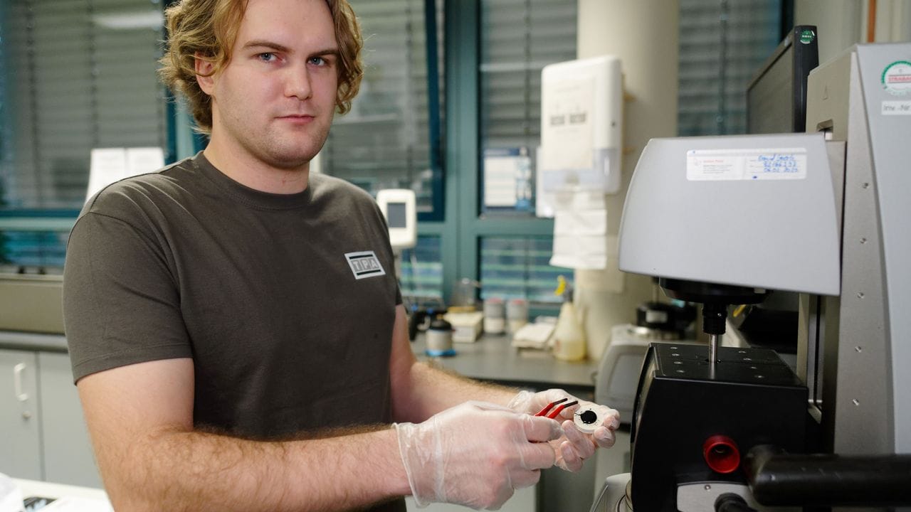 So sieht ein Labor für Baustoffprüfer aus: Lucas Heine arbeitet an einem Messgerät. So sieht ein Labor für Baustoffprüfer aus: Lucas Heine arbeitet an einem Messgerät.