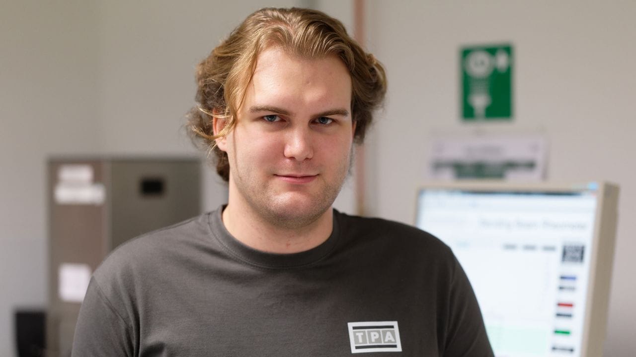 Der 24-jährige Lucas Heine hat 2020 seine Ausbildung zum Baustoffprüfer abgeschlossen, als Jahrgangsbester in Deutschland.