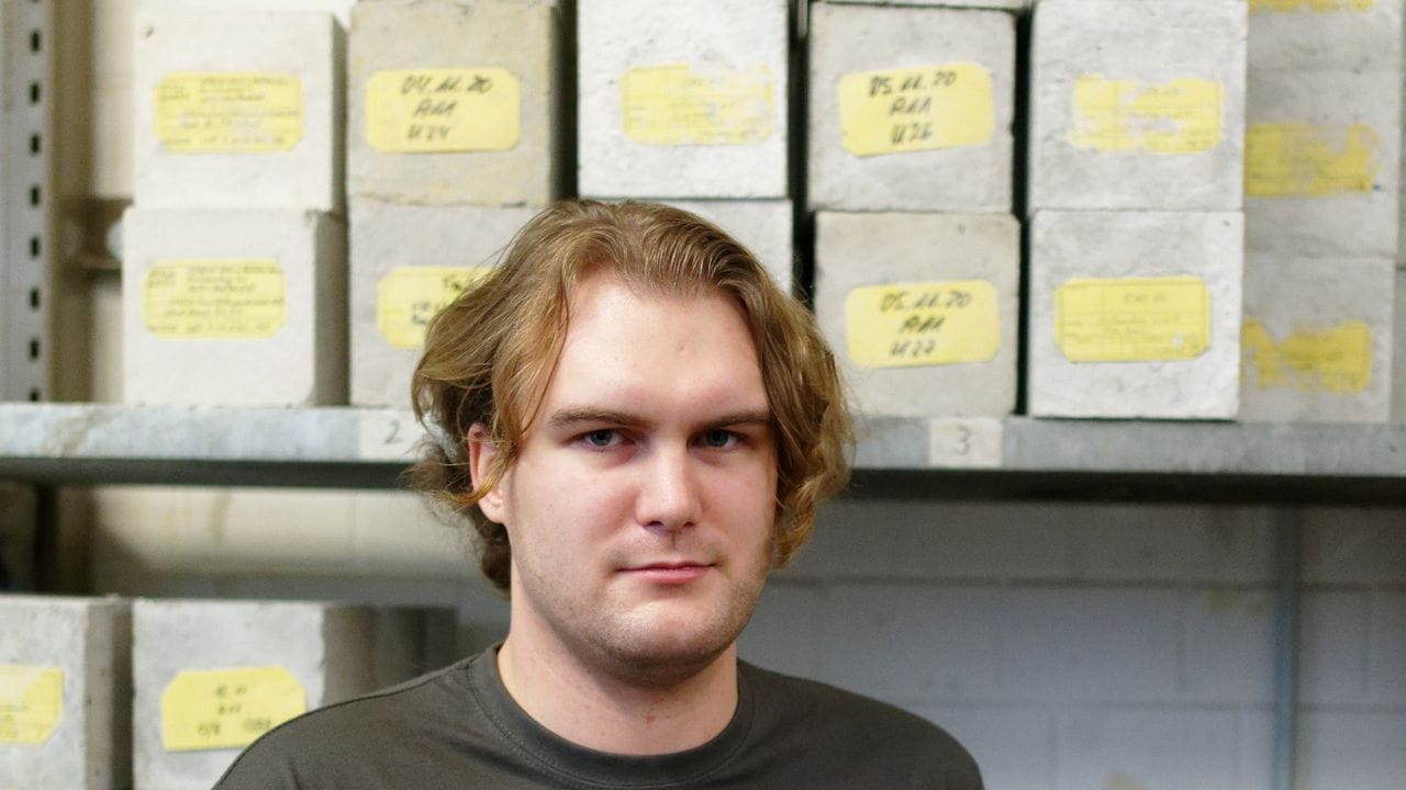 Verantwortungsvoller Job im Labor: Lucas Heine hat beim Bauunternehmen Strabag eine Ausbildung zum Baustoffprüfer gemacht.