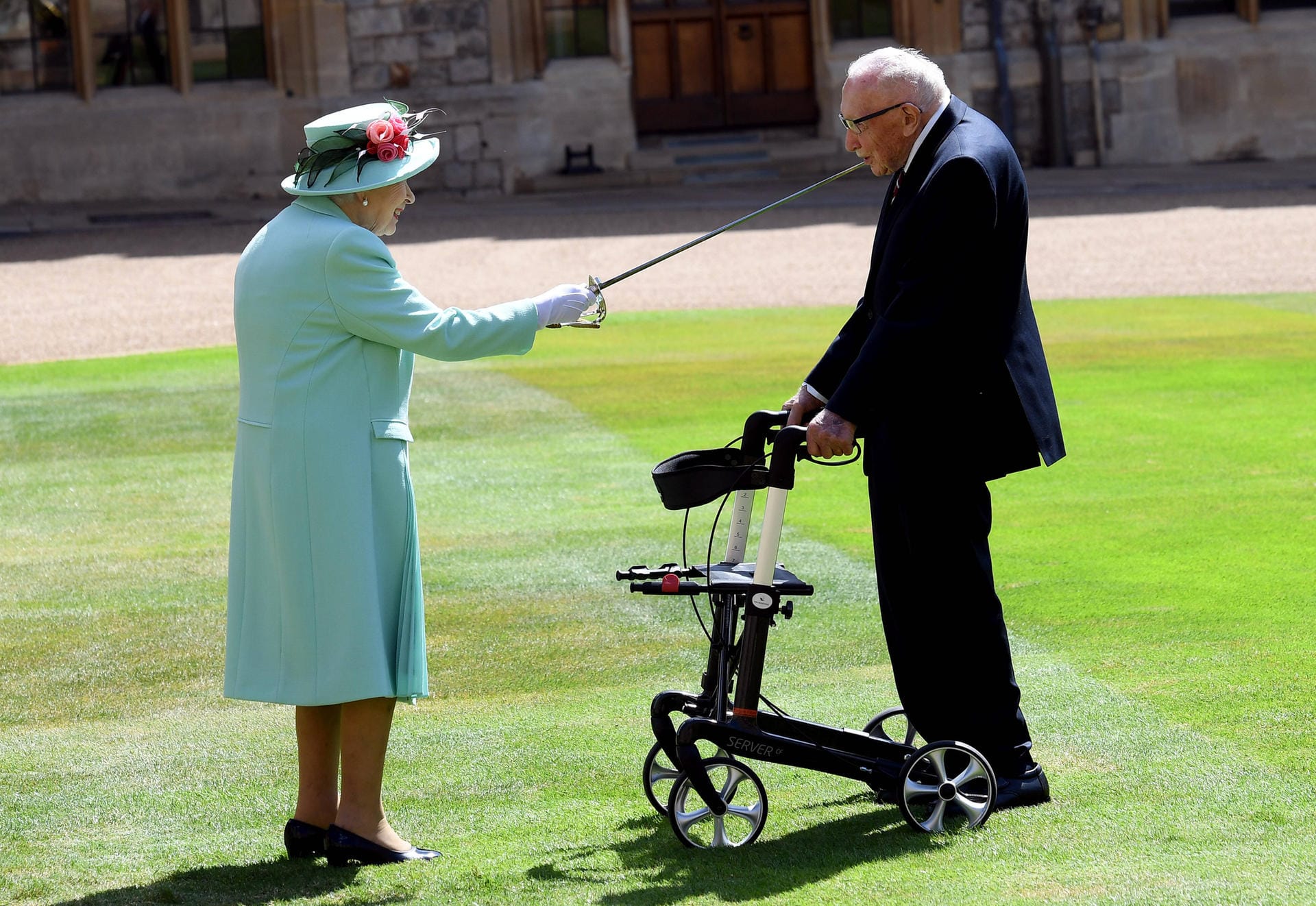 Für Spenden drehte der damals 99 Jahre alte britische Weltkriegsveteran Tom Moore täglich zehn Runden durch den Garten mit seinem Rollator.