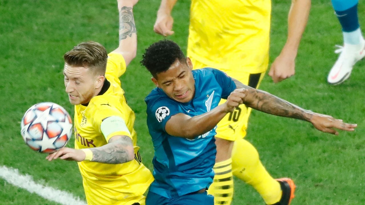 Dortmunds Marco Reus (l) und Zenits Wilmar Barrios kämpfen um den Ball.