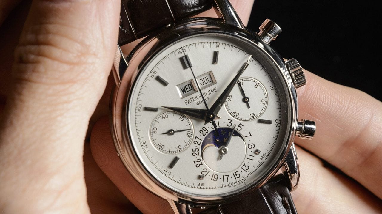 Seltene Luxusuhr des Herstellers Patek Philippe bei einer Auktion: Wer Uhren als Investment kauft, muss sich gut auskennen.
