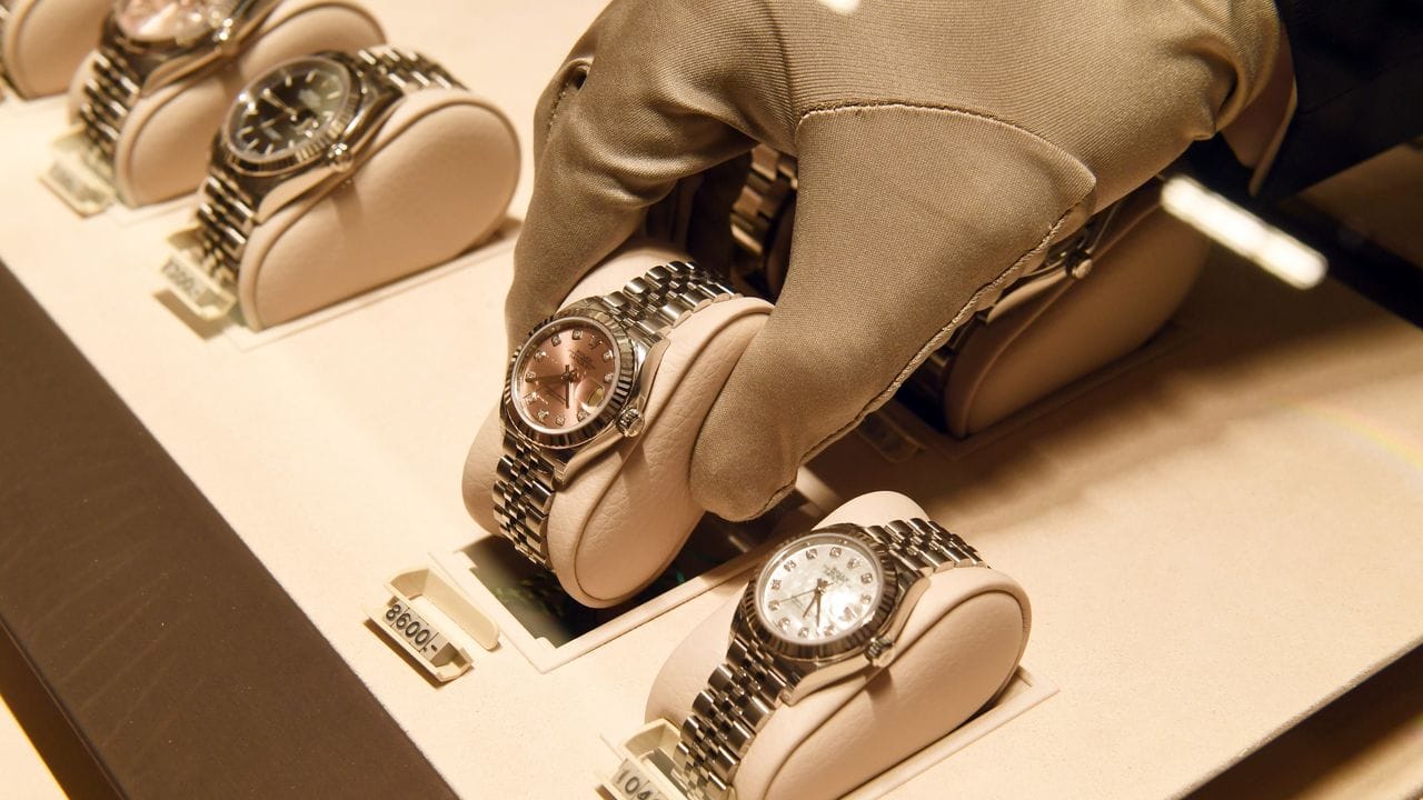 Rolex-Uhren in einem Kaufhaus in München - viele Modelle des Herstellers sind so begehrt, dass es lange Wartelisten gibt.