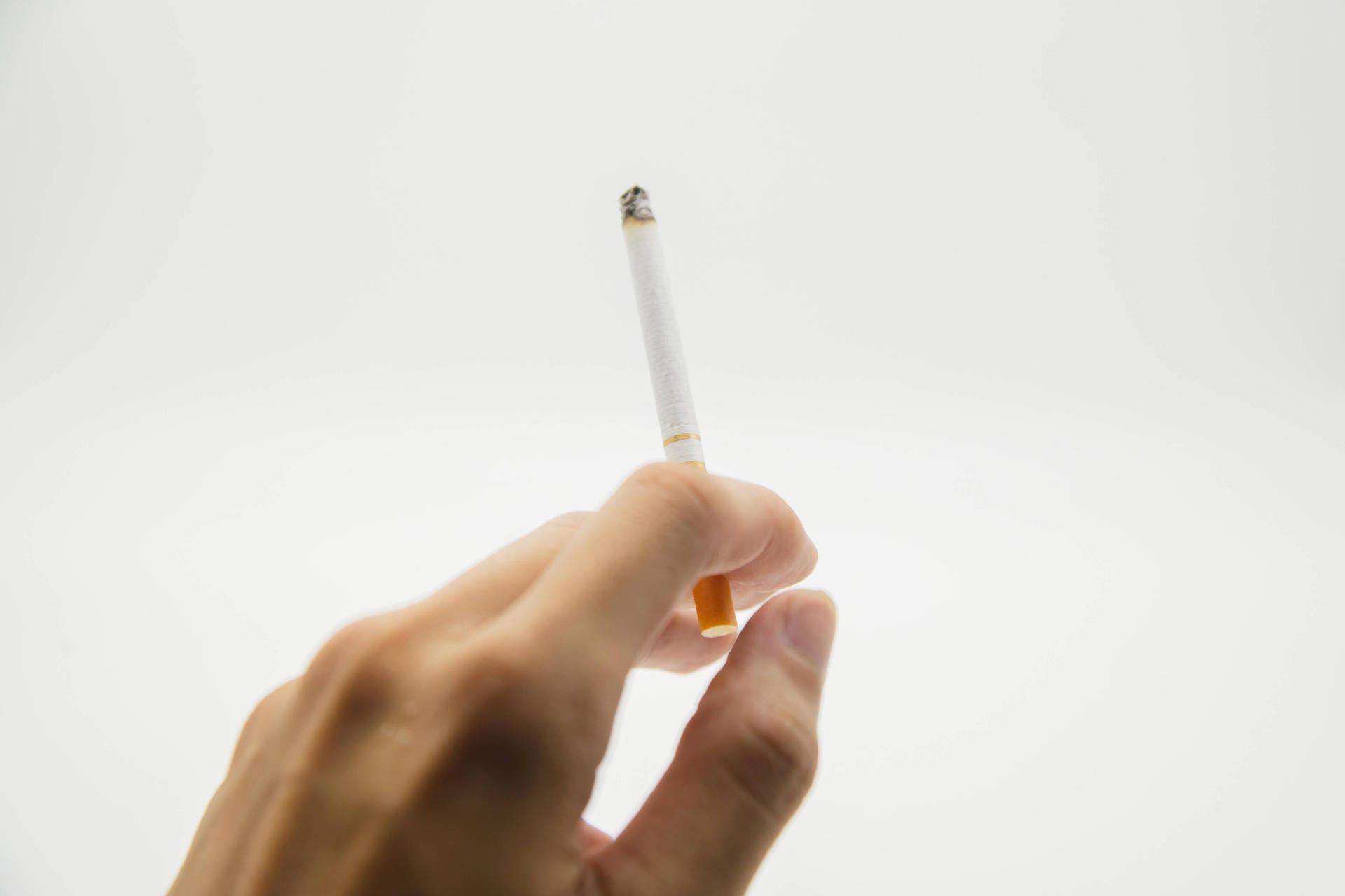 Türchen 10: Rauchen ist uncool geworden! Das bestätigt eine Umfrage der Bundeszentrale für gesundheitliche Aufklärung (BZgA) unter Jugendlichen im Alter von 12 bis 25 Jahren. Nur noch 5,6 Prozent der 12- bis 17-Jährigen und 21,2 Prozent der 18- bis 25-Jährigen gaben an, gelegentlich oder regelmäßig zu rauchen – ein historischer Tiefstand. Die große Koalition will diese Entwicklung unterstützen. Ab 2022 soll unter anderem Plakatwerbung für Zigaretten verboten werden.