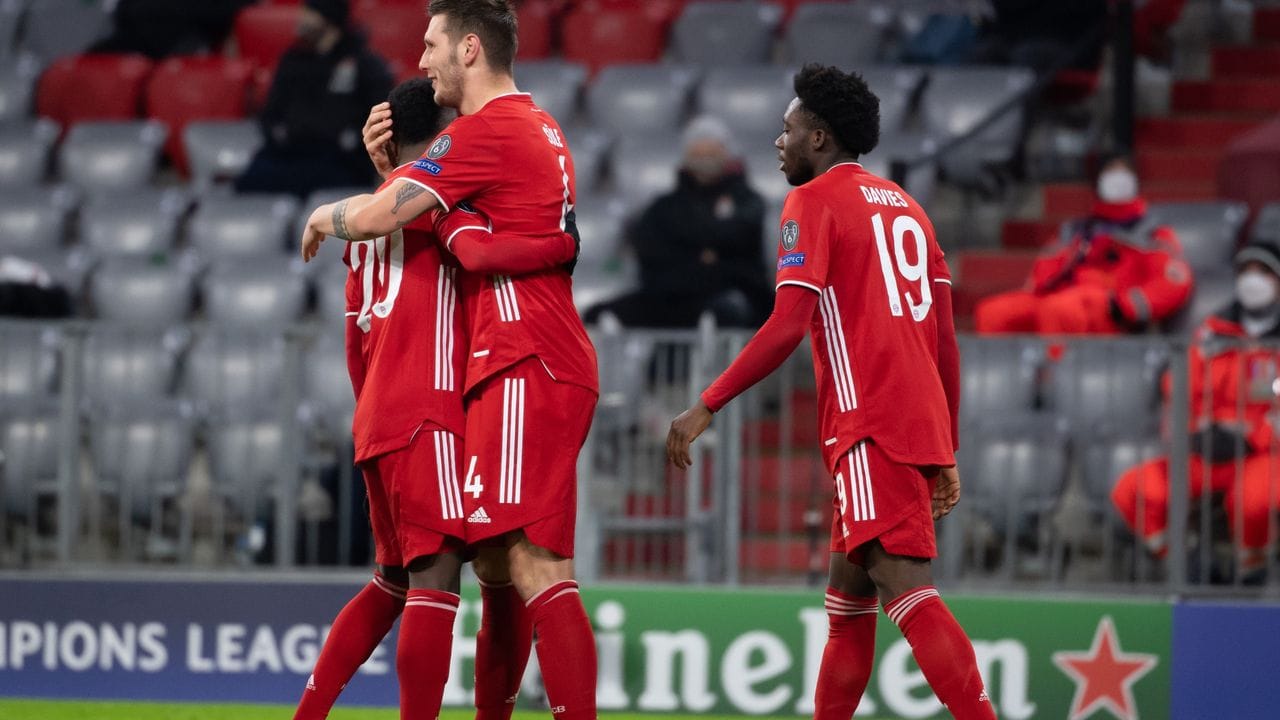 Bayerns Torschütze zum 1:0, Niklas Süle (M), feiert sein Tor mit den Mannschaftskollegen Bouna Sarr (l) und Alphonso Davies.