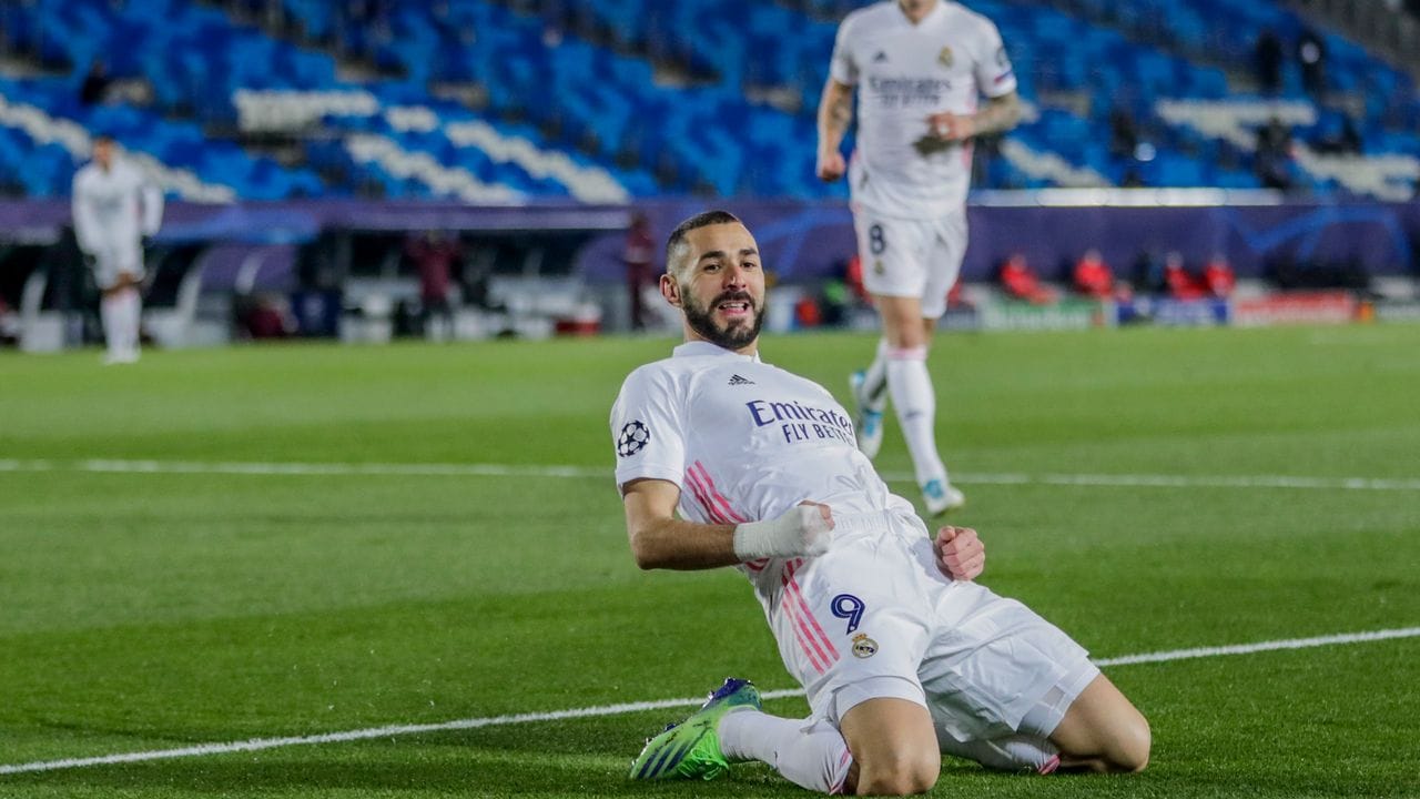 Karim Benzema vom Real Madrid feiert seinen Treffer gegen Borussia Mönchengladbach. Karim Benzema vom Real Madrid feiert seinen Treffer gegen Borussia Mönchengladbach.