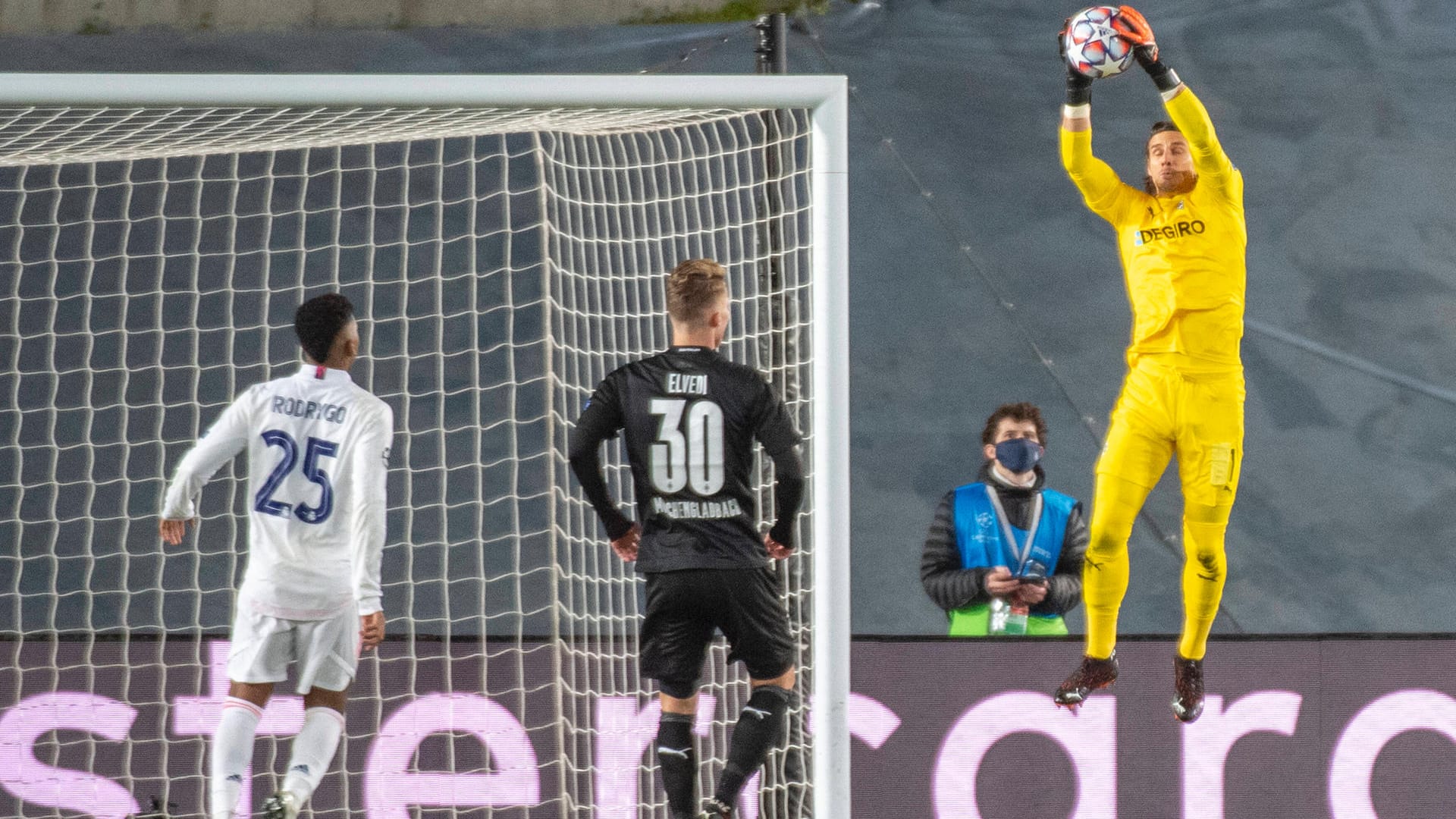 Yann Sommer: Schien zeitweise auf sich allein gestellt, rettete mit einer tollen Parade gegen Modric (39.), dann später auch gegen Kroos' Fernschuss (63.). Setzte seiner Leistung schon mit seiner Glanztat gegen einen Ramos-Kopfball die Krone auf (73.). Der Schweizer hielt Gladbach bis zuletzt im Spiel. Note 2