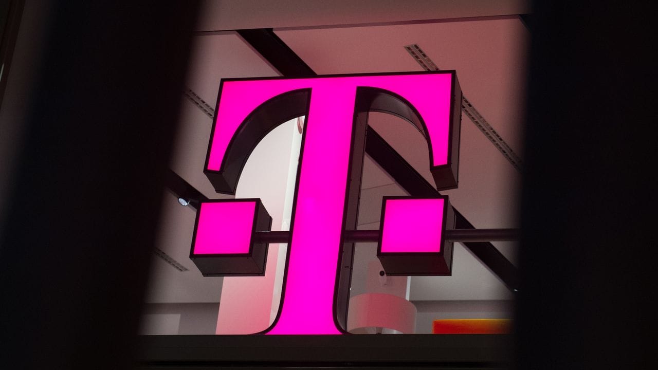 Das Logo der Deutschen Telekom steht in einer Verkaufsfiliale des Unternehmens in der Kölner Innenstadt.