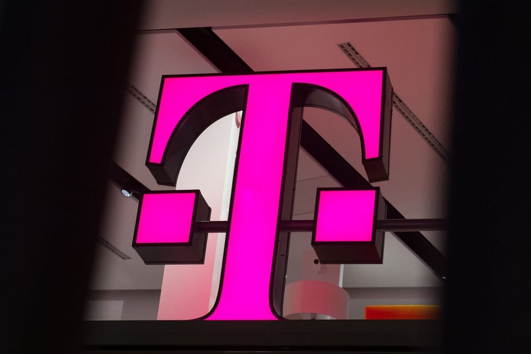 Das Logo der Deutschen Telekom steht in einer Verkaufsfiliale des Unternehmens in der Kölner Innenstadt.