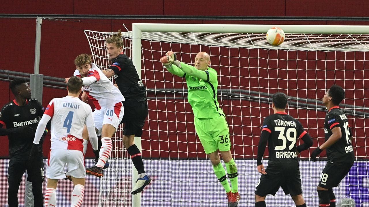 Bayer-Keeper Niklas Lomb (M) wehrt einen Ball ab, hat aber sonst wenig zu tun. Bayer-Keeper Niklas Lomb (M) wehrt einen Ball ab, hat aber sonst wenig zu tun.