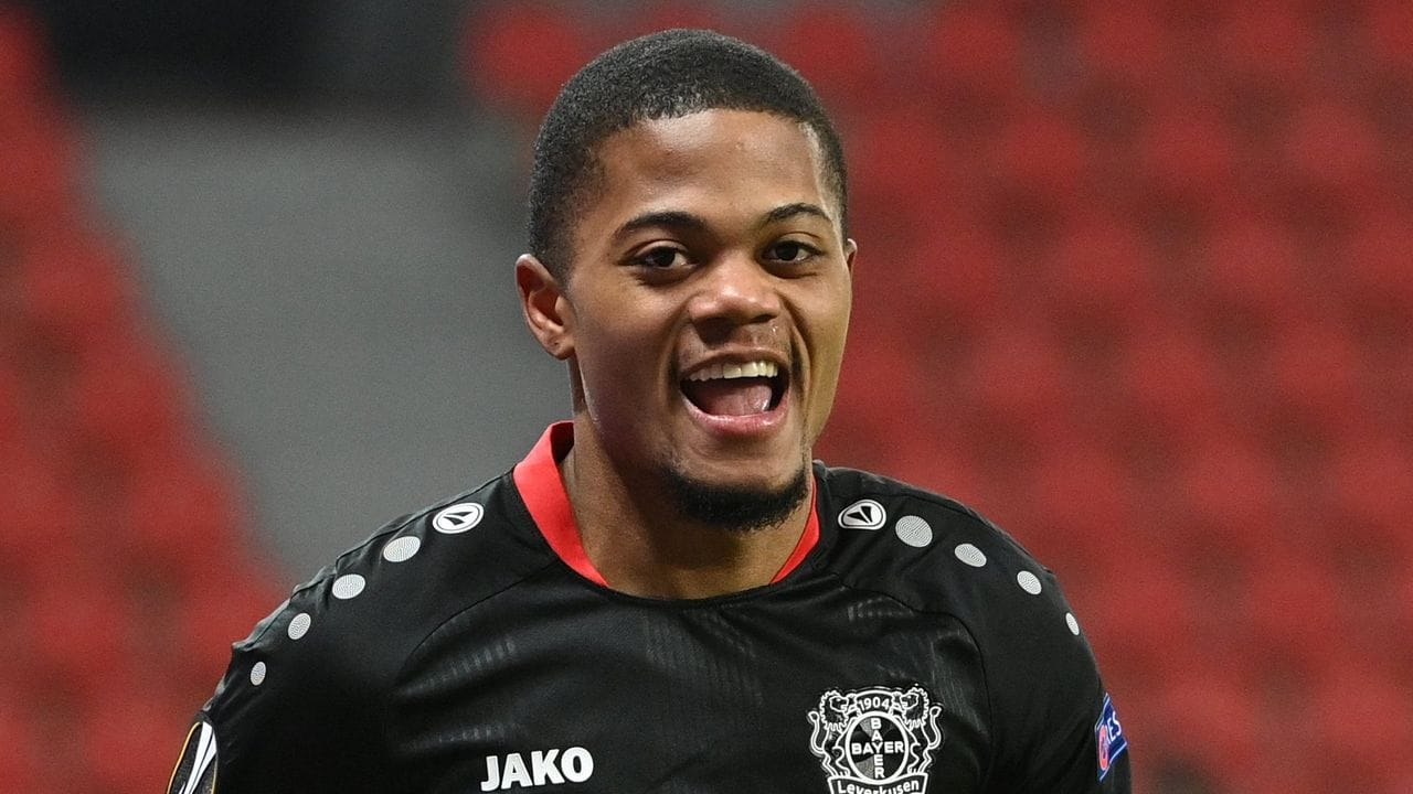 Bayer Leverkusens Leon Bailey jubelt nach seinem Tor zum 1:0 gegen Slavia Prag. Bayer Leverkusens Leon Bailey jubelt nach seinem Tor zum 1:0 gegen Slavia Prag.
