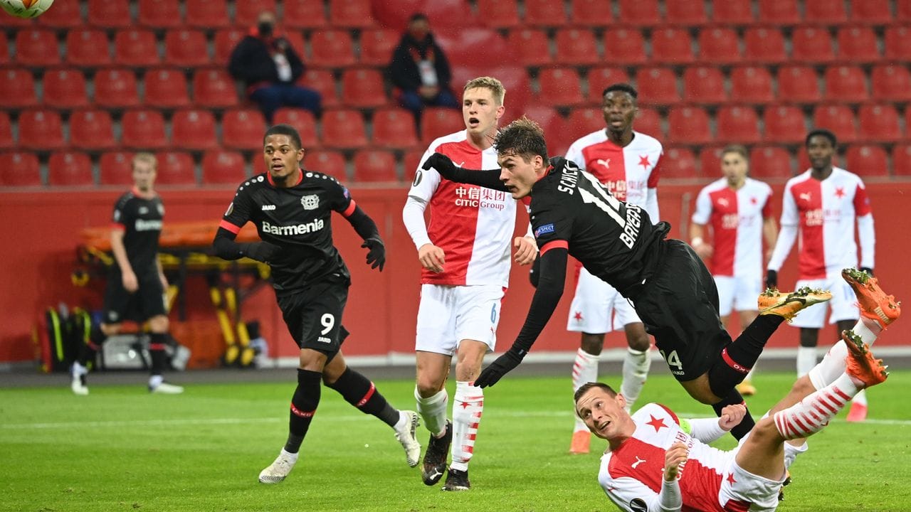 Patrik Schick (r) bereitet für Leon Bailey (l) dessen Tor zum 2:0 für Leverkusen vor. Patrik Schick (r) bereitet für Leon Bailey (l) dessen Tor zum 2:0 für Leverkusen vor.