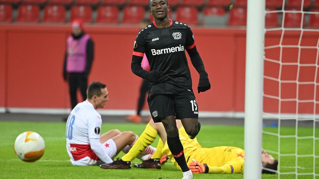 Leverkusens Moussa Diaby (vorn) hat das 3:0 gegen Slavia Prag erzielt und jubelt. Leverkusens Moussa Diaby (vorn) hat das 3:0 gegen Slavia Prag erzielt und jubelt.