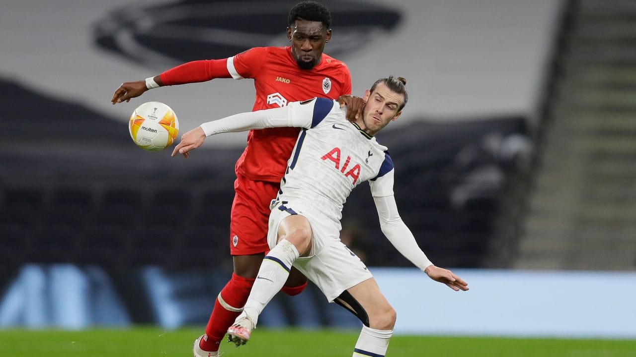 Gareth Bale (r) von Tottenham Hotspur in Aktion gegen Dylan Batubinsika vom FC Antwerpen.