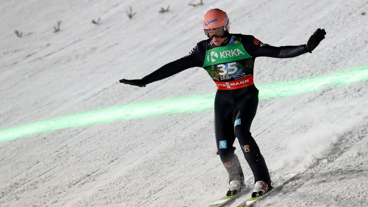 Hat bei der Skisprung-WM nach dem Freitag Platz eins inne: Karl Geiger.