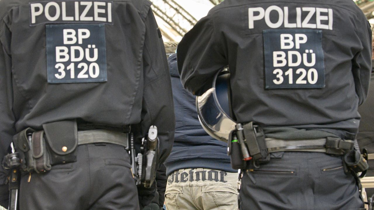 Polizisten führen auf dem Hauptbahnhof Identitätskontrollen von Personen durch. Polizisten führen auf dem Hauptbahnhof Identitätskontrollen von Personen durch.