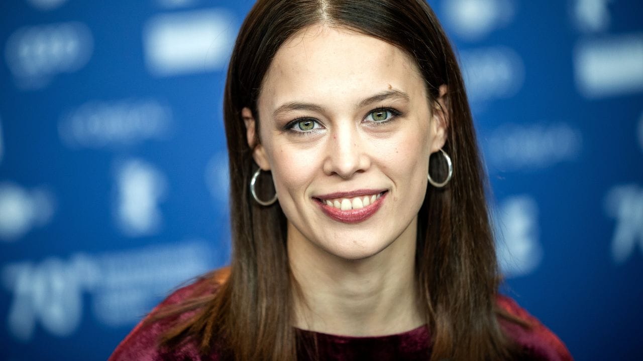 Paula Beer hat den Europäischen Filmpreis als beste Darstellerin gewonnen.