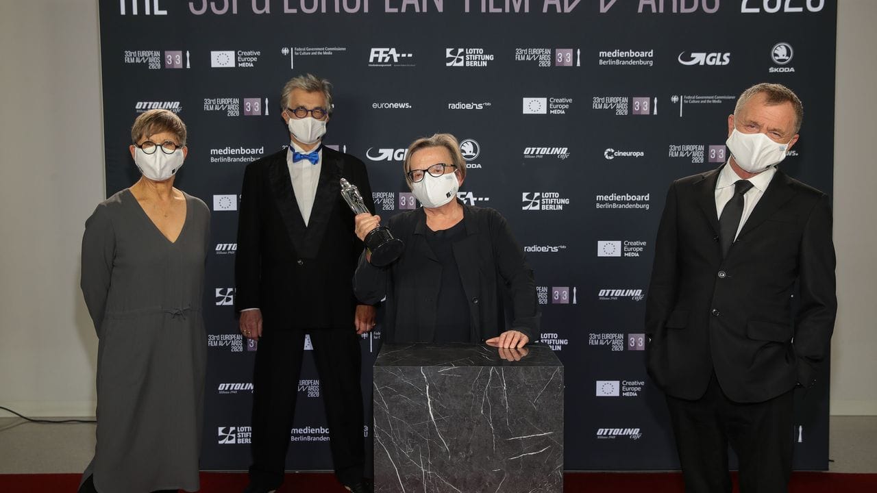 EFA-Geschäftsführerin Marion Döring, Regisseur Wim Wenders, Regisseurin Agnieszka Holland und Produzent Mike Downey bei der Filmpreis-Verleihung.