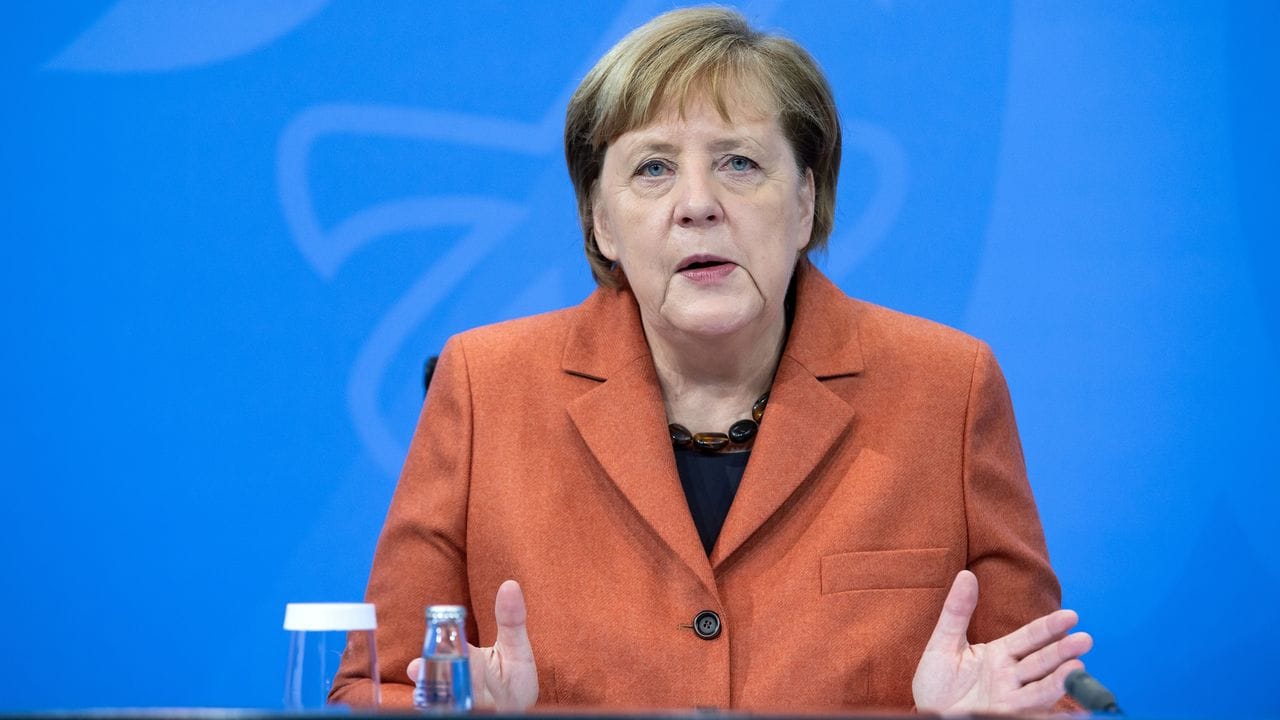 Bundeskanzlerin Angela Merkel nach der Schaltkonferenz mit den Ministerpräsidenten der Länder. Bundeskanzlerin Angela Merkel nach der Schaltkonferenz mit den Ministerpräsidenten der Länder.
