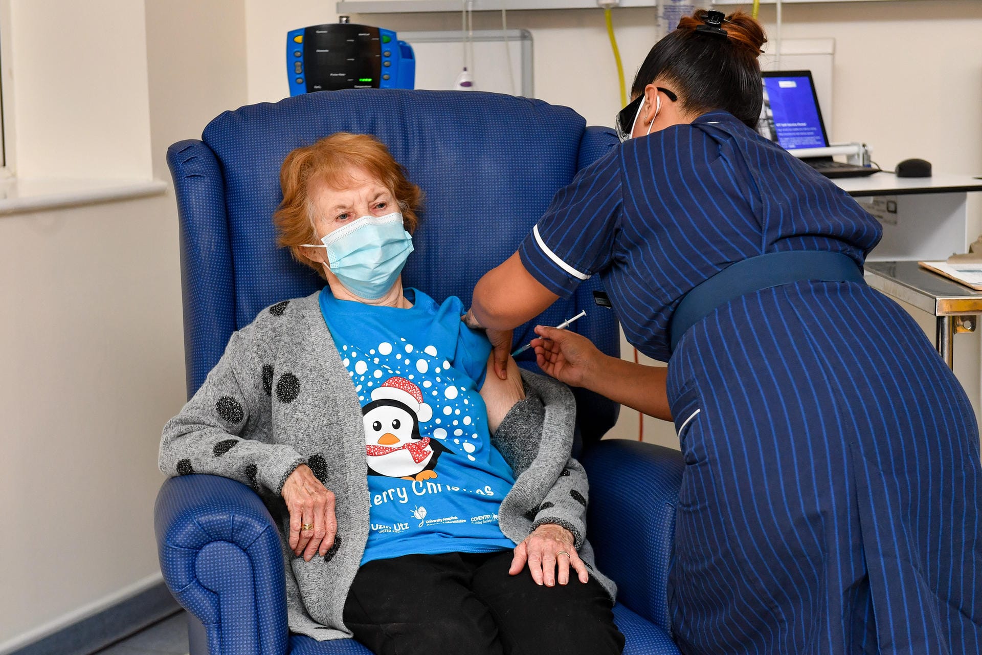 Großbritannien beginnt am 8. Dezember bereits mit der Impfung. Die 90-jährige Margaret Keenan ist die erste Britin, die den Impfstoff erhält.