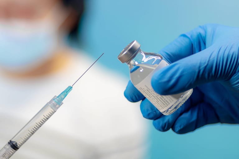 Die Impfzentren stehen und wer geimpft werden soll, steht auch schon fest. Was fehlt, ist die Zulassung eines Corona-Impfstoffes in Deutschland.
