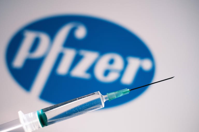 Auch Saudi-Arabien hat den Impfstoff von Biontech/Pfizer und zugelassen. Das Königreich will bis Ende kommenden Jahres 70 Prozent der 34 Millionen Einwohner eine kostenfreie Impfung ermöglichen.