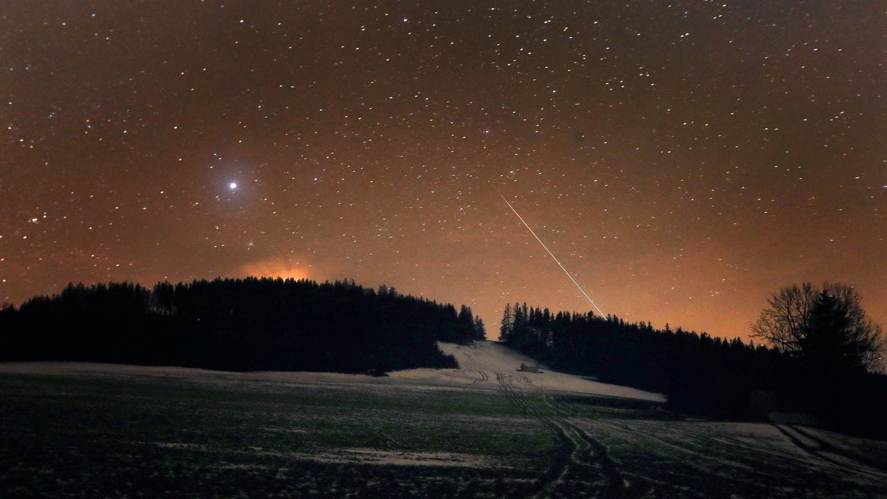 Bis zu 150 Meteoriten waren stündlich im Sternschnuppenstrom der Geminiden zu sehen. Bis zu 150 Meteoriten waren stündlich im Sternschnuppenstrom der Geminiden zu sehen.