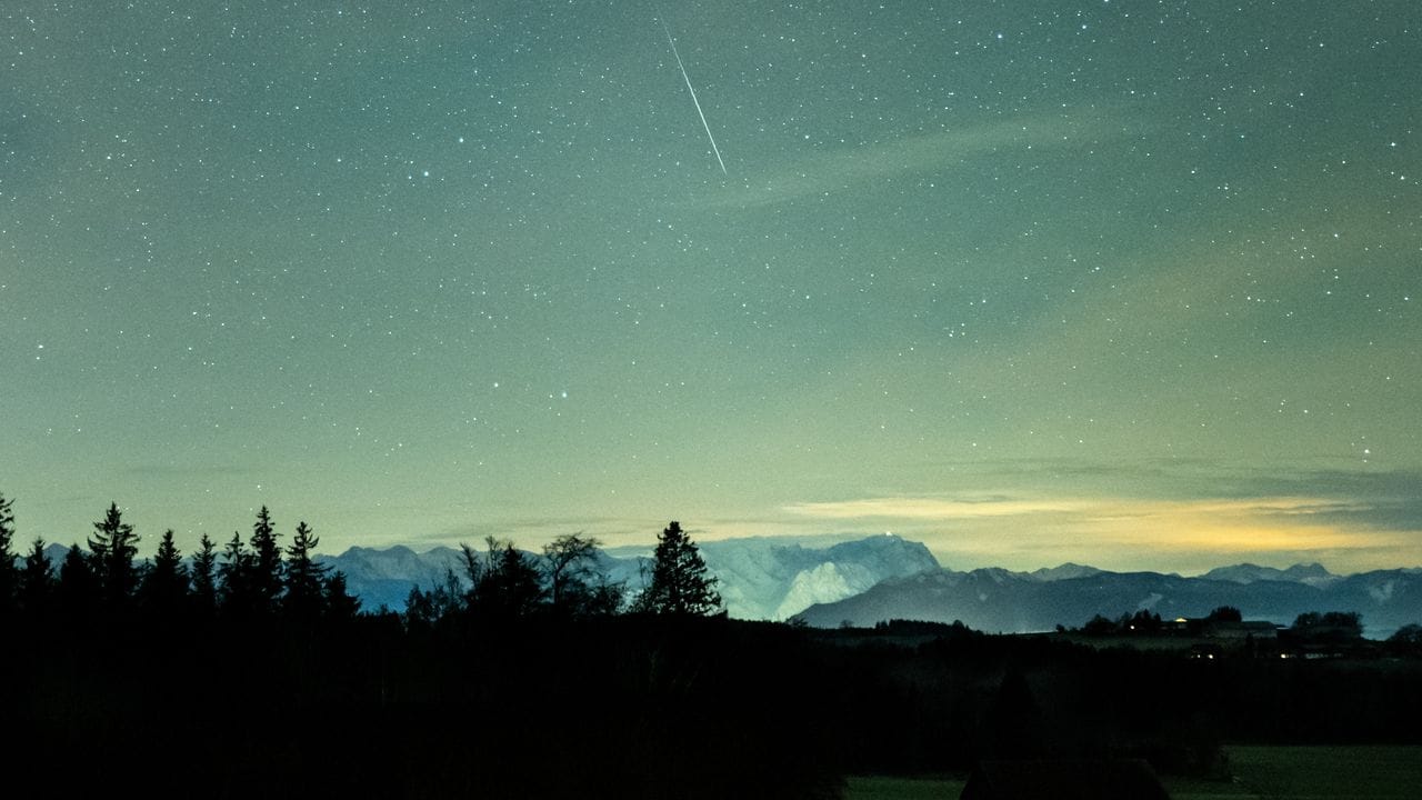 Der Grund für das Himmelsphänomen ist, dass die Erde eine kosmische Staubwolke durchquert, die möglicherweise von einem zerbrochenen Asteroiden stammt. Der Grund für das Himmelsphänomen ist, dass die Erde eine kosmische Staubwolke durchquert, die möglicherweise von einem zerbrochenen Asteroiden stammt.
