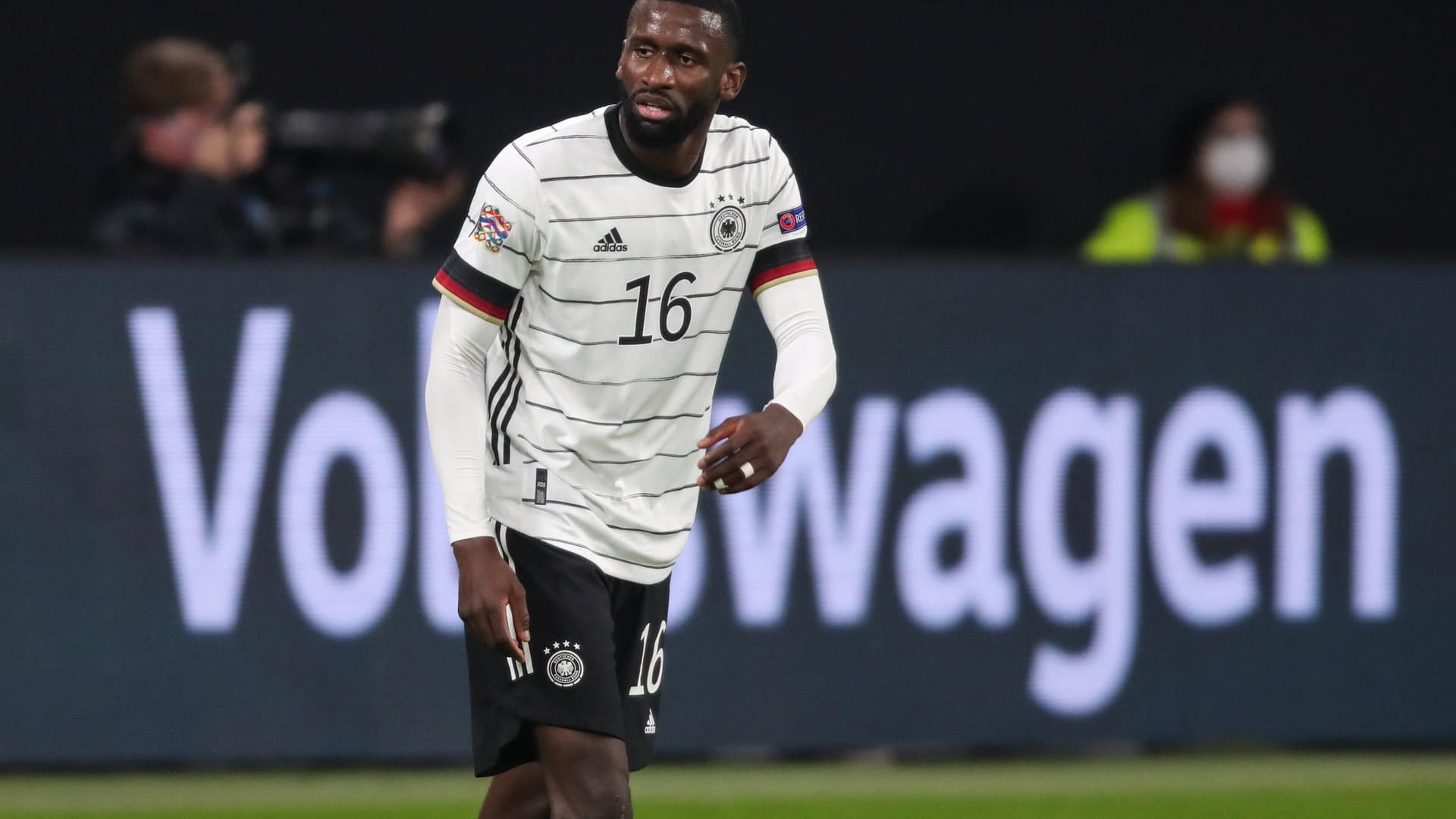 Antonio Rüdiger (sieben Spiele): Absolvierte im Jahr 2020 die meisten Partien aller Nationalspieler. Bei Chelsea ins Hintertreffen geraten, wollte Rüdiger im Spätsommer noch den Klub wechseln, was nicht mehr klappte. Die fehlende Spielpraxis merkte man dem Ex-Stuttgarter auch im Nationaldress an. Einem ordentlichen Spiel in der Ukraine standen viele unglückliche Auftritte gegenüber. Könnte im Winter den Verein wechseln, um wieder regelmäßig zum Einsatz zu kommen. Note 4