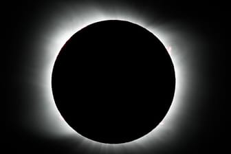 Der Mond verdeckt die Sonne während einer totalen Sonnenfinsternis.