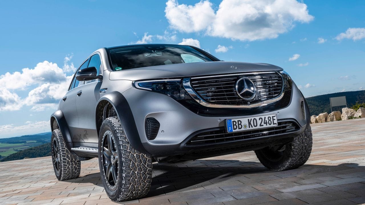 Brummer mit Brumm-Brumm: Die bullige E-Auto-Studie EQC 4x4² von Mercedes gibt ihr eigens komponiertes Fahrgeräusch durch zu Lautsprechern umfunktionierte Scheinwerfer-Gehäuse aus - die PR-Abteilung spricht vom "Lautwerfer".