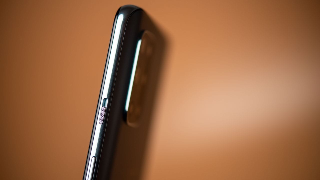 Das Smartphone ist in einen hochwertigen Aluminiumrahmen eingefasst. Auf der Rückseite oben links ragt das rechteckige Modul der Hauptkamera ein wenig heraus.