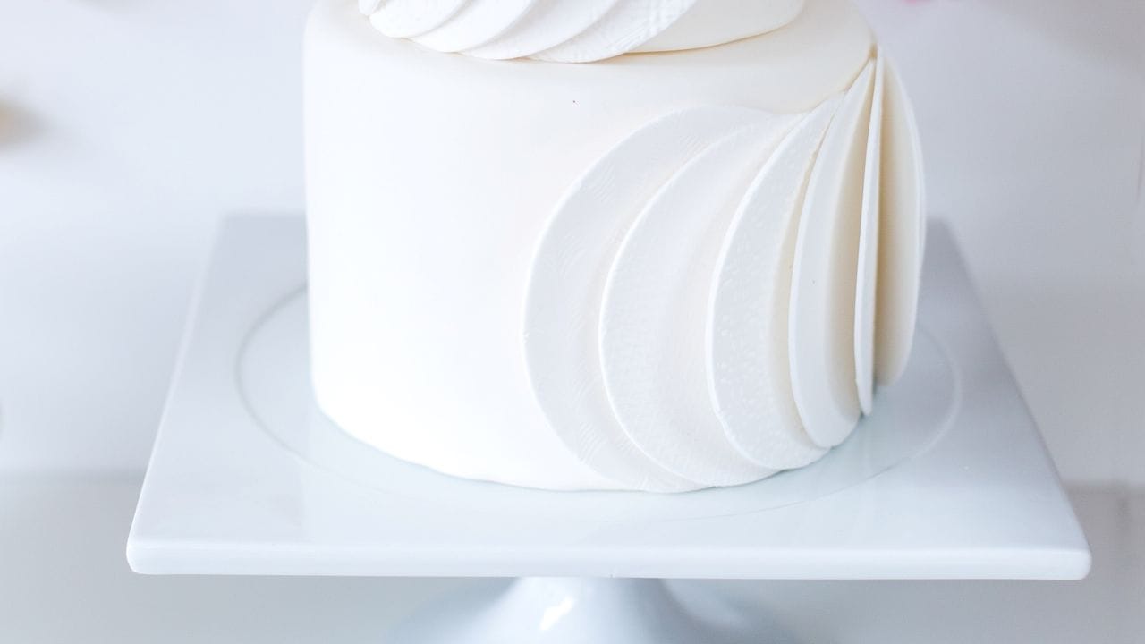 Ganz in Weiß: Ein cleaner und neutraler Look ist bei Hochzeitstorten besonders angesagt.