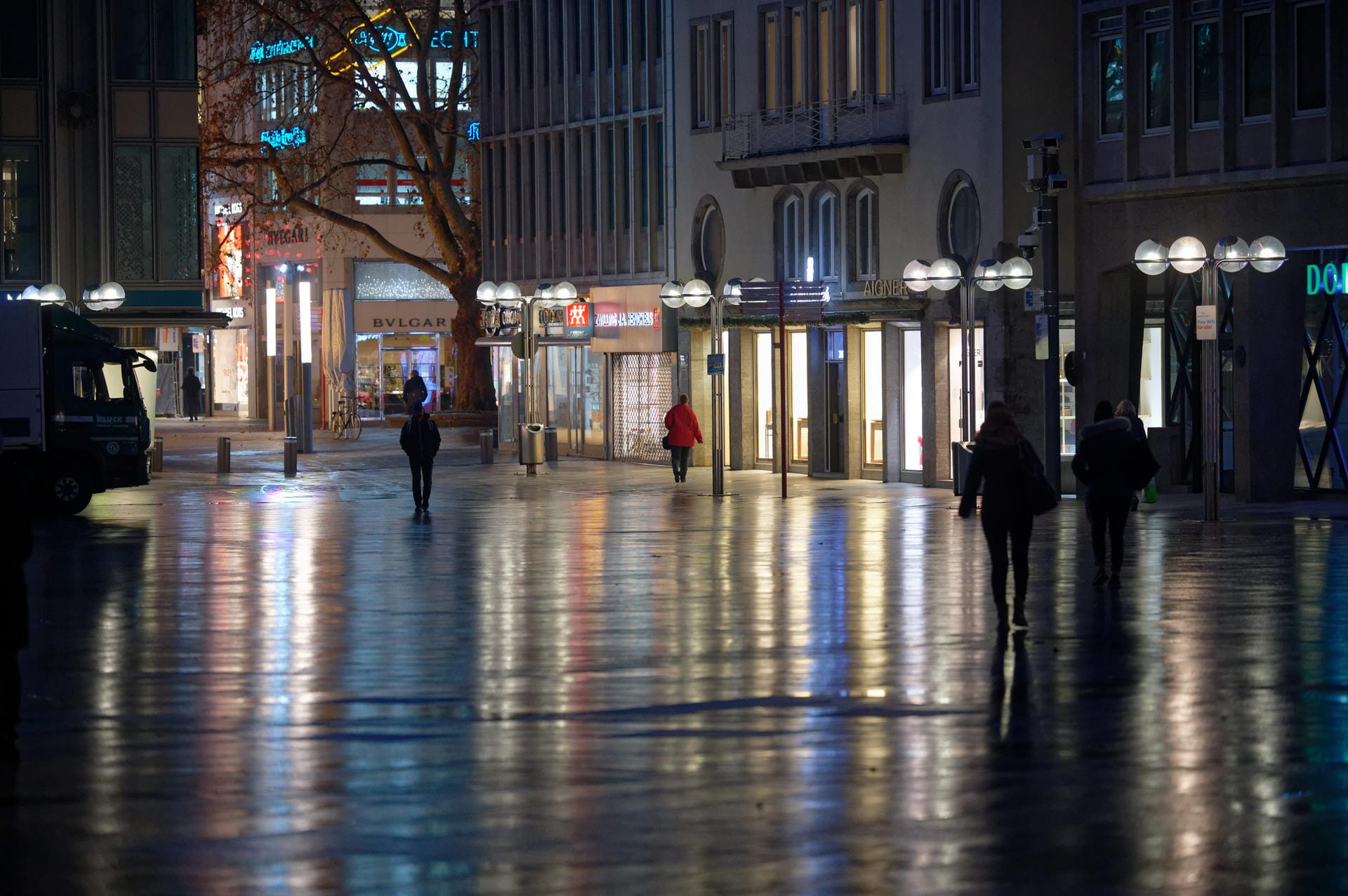 Die "Hohe Straße" in der Fußgängerzone ist am frühen Mittwoch fast menschenleer.