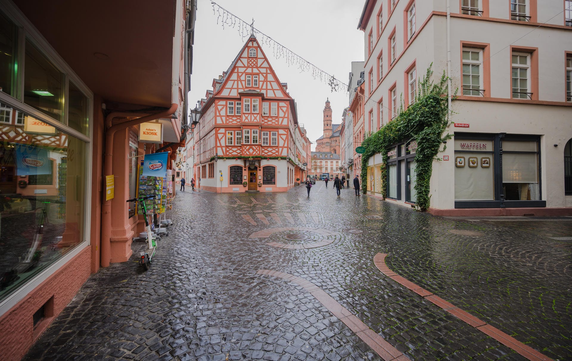 Die Augustinerstraße in Mainz: Die schöne Altstadt ist sonst rege besucht, doch jetzt bleiben zahlreiche Geschäfte geschlossen und der Besucheransturm bleibt aus.