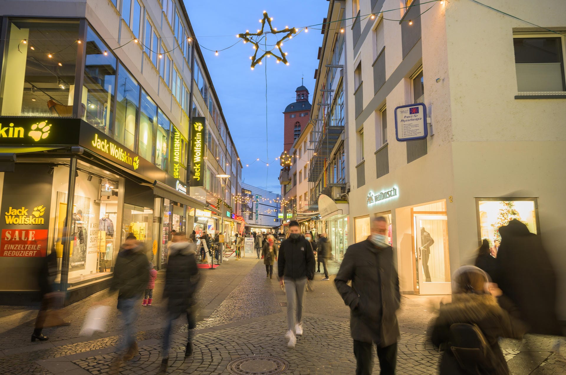 Am Abend vor dem Lockdown liefen Mainzer durch die Schusterstraße für die letzten Besorgungen vor Weihnachten: Das Geschenkeshopping am 23. Dezember fällt dieses Jahr aus.