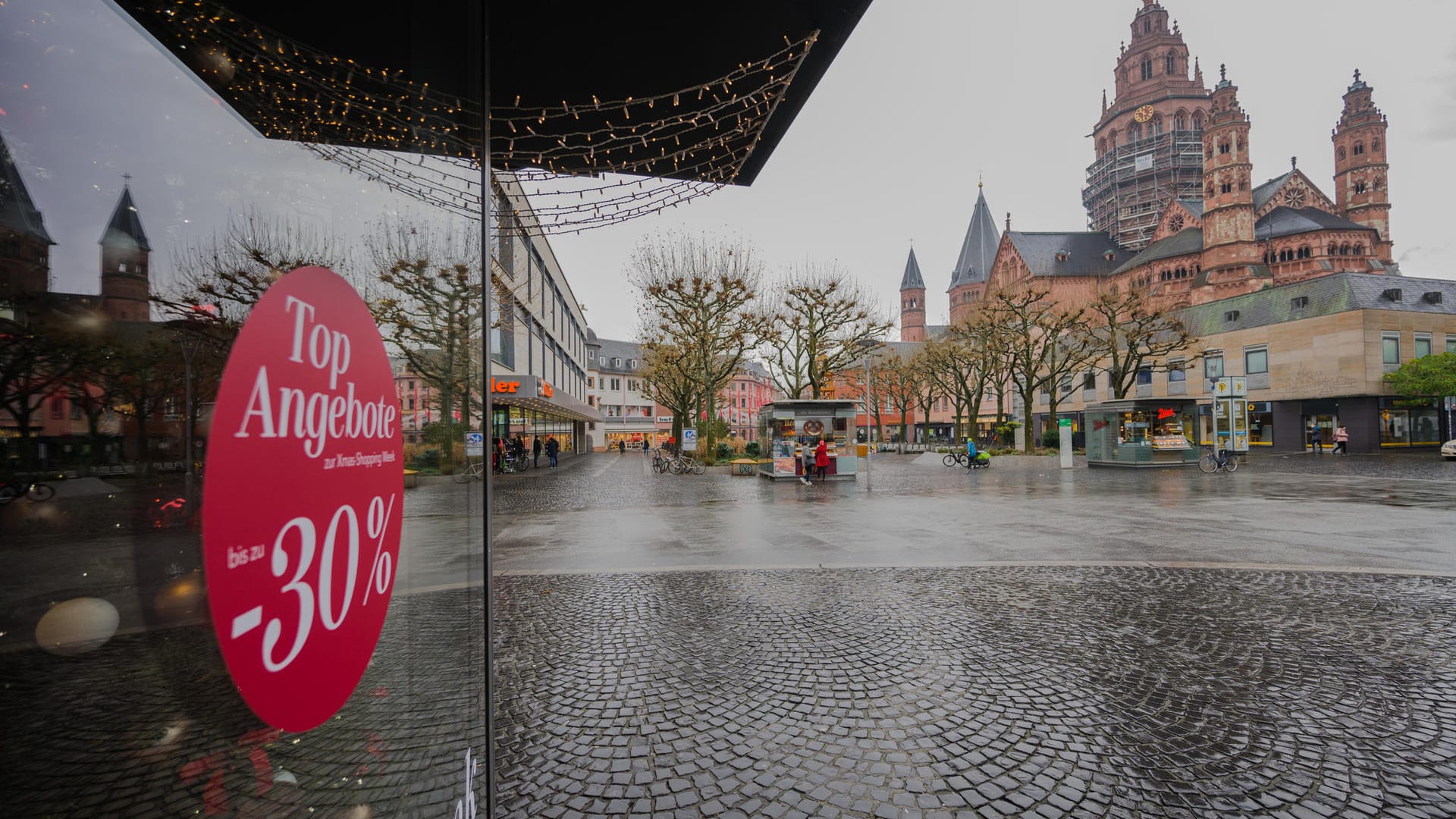 Die Ludwigstraße in der Innenstadt ist zu den sonst üblichen Ladenöffnungszeiten fast menschenleer: Die Geschäfte mussten wegen des Lockdowns schließen.