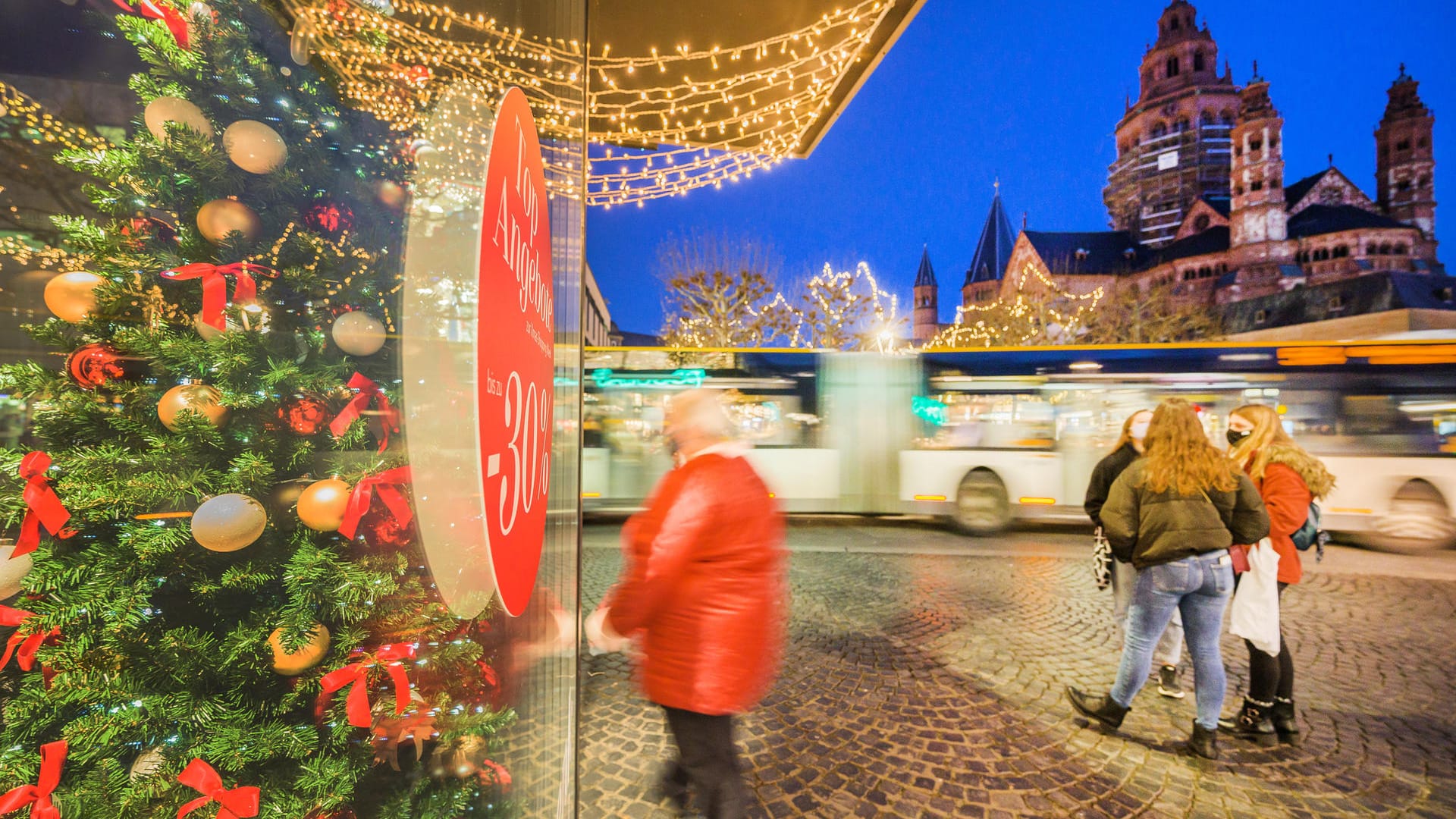 Unmittelbar vor dem bundesweiten Lockdown bummeln Passanten auf der weihnachtlich geschmückten Ludwigstraße: Ab Mittwoch gilt der bundesweite Lockdown.